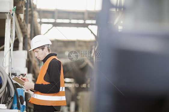 年轻男仓库工人在工作图片