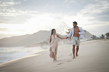 情侣在沙滩上牵着手散步图片