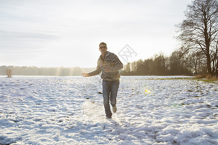 冬季在雪地奔跑的人图片