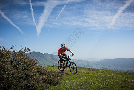 山上的自行车骑行者图片