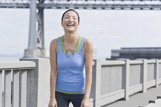 女跑者在加州旧金山桥上休息图片