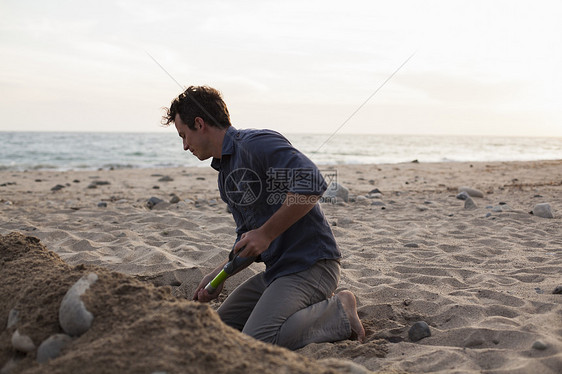 人在沙滩上挖沙子图片