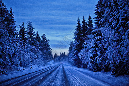 瑞典乡村情结瑞典黄昏时雪覆盖高速公路背景