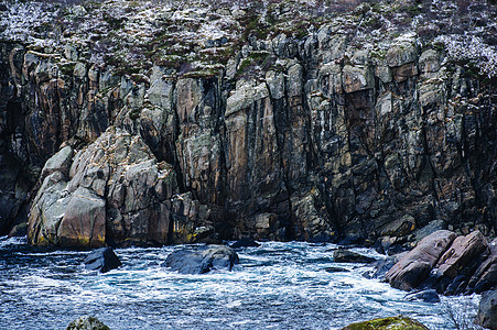 挪威罗福滕里纳海洋和岩石悬崖的景象图片