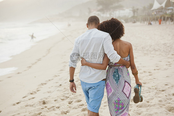 在巴西里约热内卢海滩上漫步的夫妇图片
