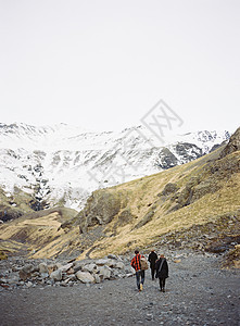 前往山顶的游客图片