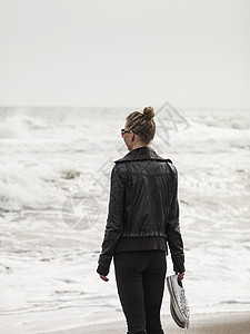 海滩上漫步的年轻女性图片