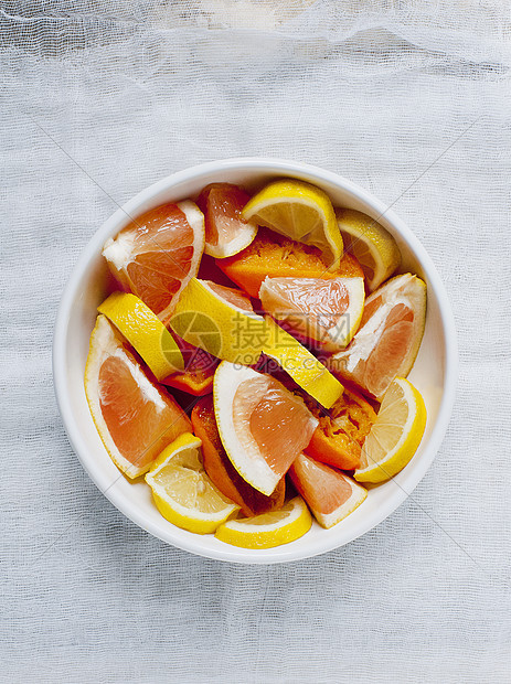 一碗切片的葡萄柚和柠檬图片