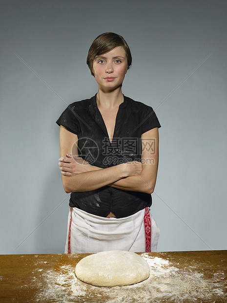 妇女烘烤面包团的工作室肖像图片