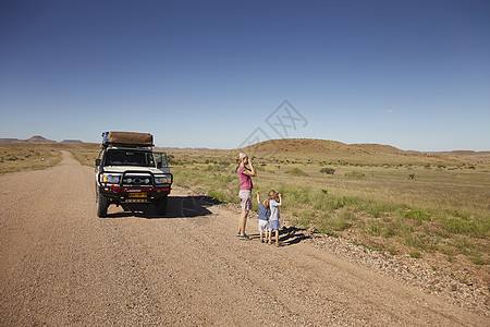 停在路边的车辆母亲和儿子眺望远方图片