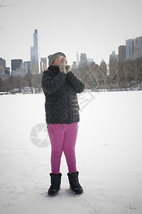 年轻女孩兴奋地站在雪地上图片