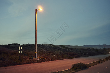 黄昏时道路上的路灯与公路图片