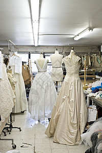 在时装设计室的婚纱图片