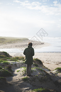 男青年站在海边背影图片