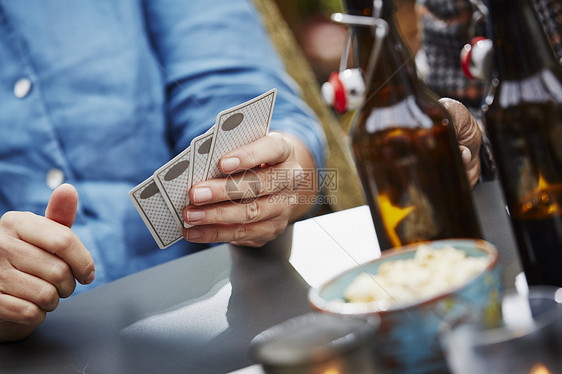 打牌时持牌的手部特写图片