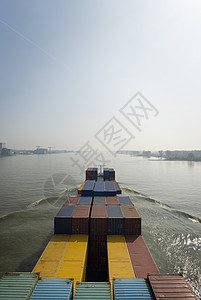 瓦尔河上的货船图片