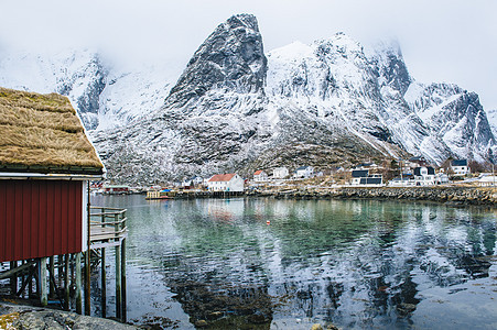 建筑物和雪山雷恩罗弗敦挪威图片