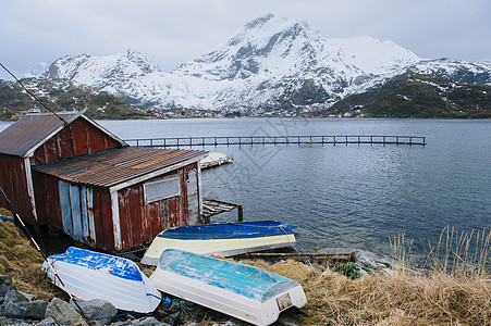 湖边渔屋和船只图片