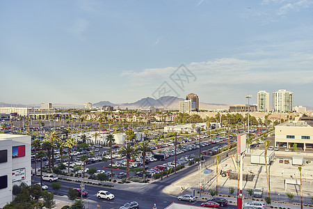 美国内华达州拉斯维加斯停车场和摩天大楼酒店的俯瞰图图片
