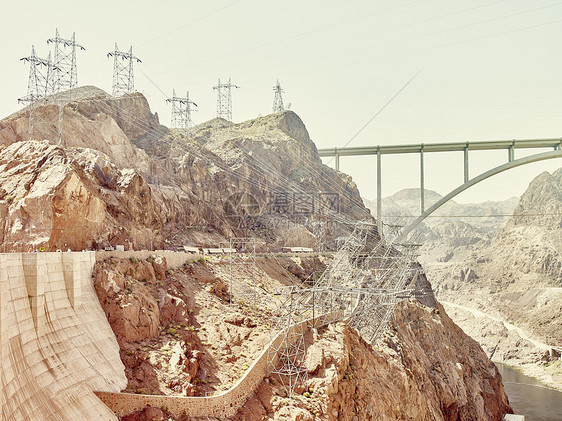 美国内华达州胡佛大坝河谷岩面及远处桥梁和塔架视图图片