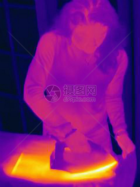 女人在熨烫衣服热成像
