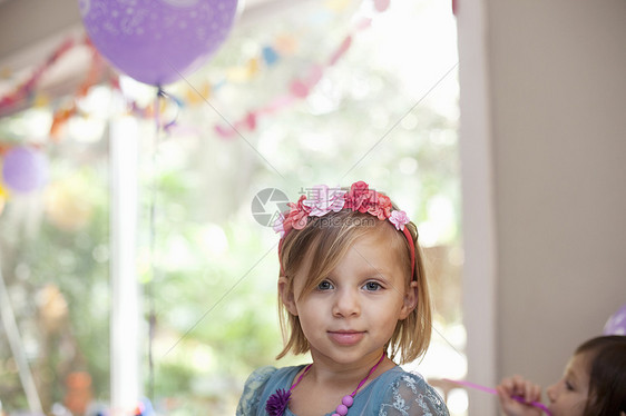 金发女孩带着花环在镜头前微笑图片