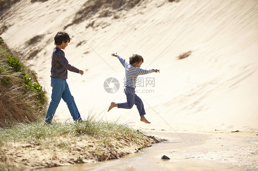 两个男孩在海滩上玩图片