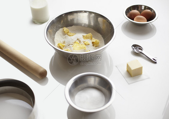 面粉黄油和鸡蛋烘烤图片