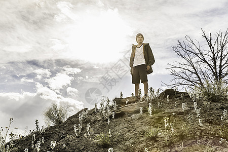 少年男孩站在山上图片