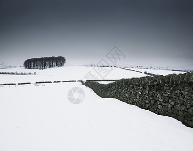 白雪覆盖着干岩墙的地貌图片