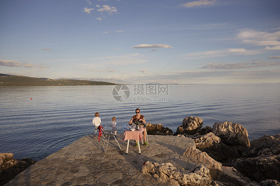 母亲和两个儿子在克罗地亚尔海岸野餐图片