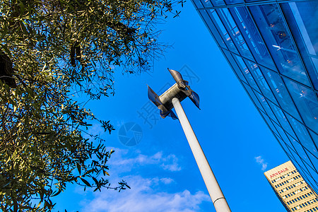 英国曼彻斯特购物中心旁边的微型风力车图片
