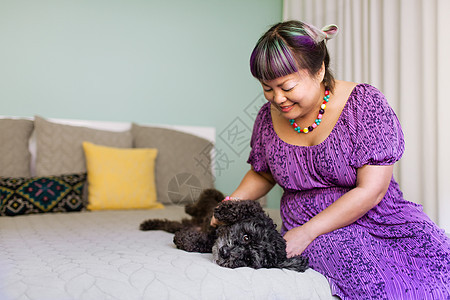 中成年女人触摸狗图片