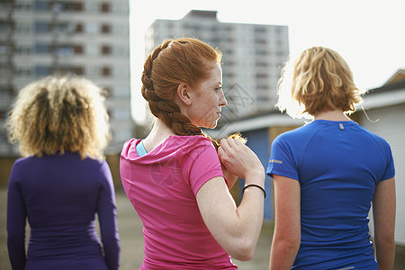 3名妇女穿着运动服站在一起图片