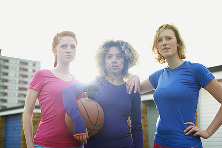 三名妇女一起参加运动打篮球图片