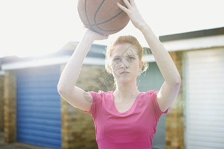 拿着篮球的妇女图片