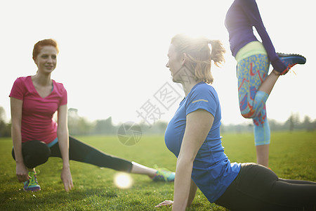 3名妇女在公园锻炼和伸展图片