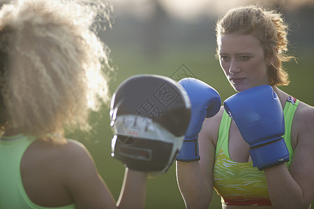 两名妇女在公园里用拳击手套锻炼图片