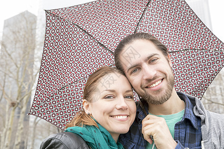 打雨伞的夫妇图片