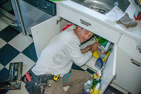 工人修理厨房水管图片