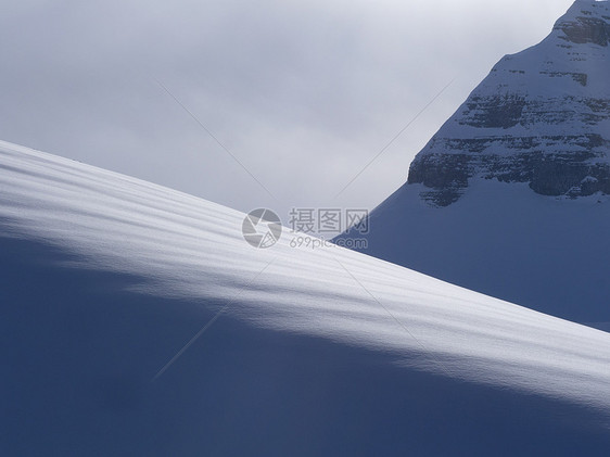 法国兰州白雪覆盖的地貌景观图片