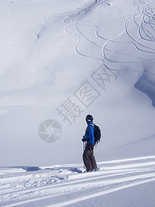 雪山户外滑雪的男子图片