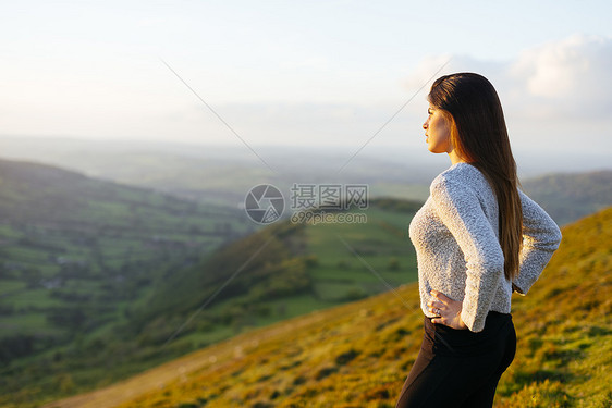 年轻女望威尔士波斯布林肯比松的格科温山谷图片