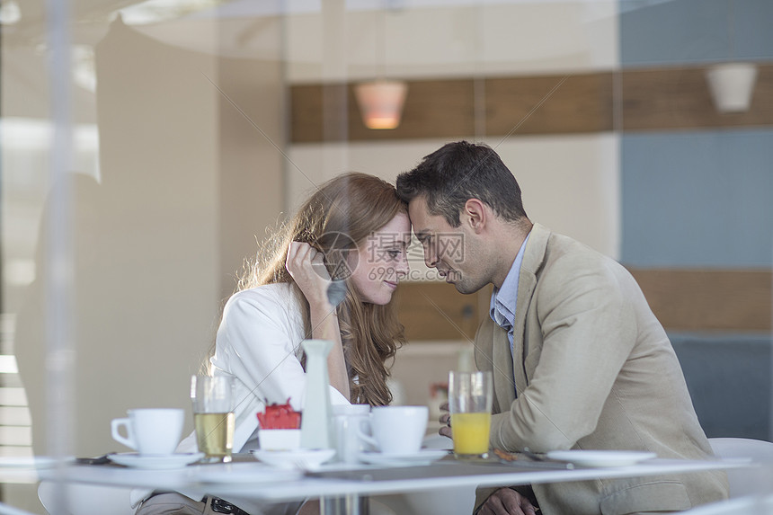 浪漫夫妇在酒店吃早餐图片