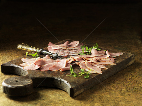 切肉版上的切片鸭肉图片