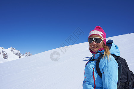 法国格拉亚阿尔卑斯山上的成年女子滑雪者图片