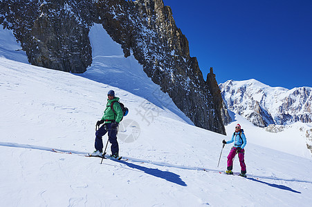 滑雪者们在法国格拉亚阿尔卑斯山勃朗峰山丘移动图片