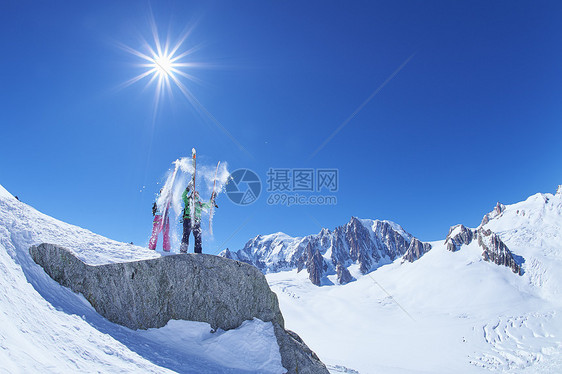 在法国山脊外观光的男女滑雪运动员图片