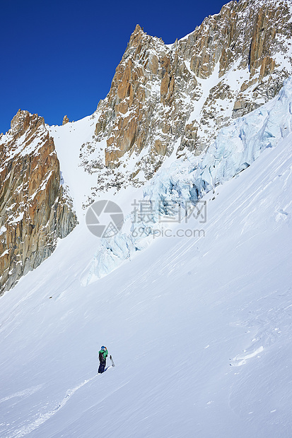 法国格赖安阿尔卑斯山布兰克马里夫山的单身男滑雪者图片