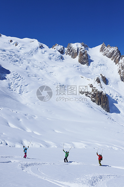 滑雪运动员在雪山上滑雪图片